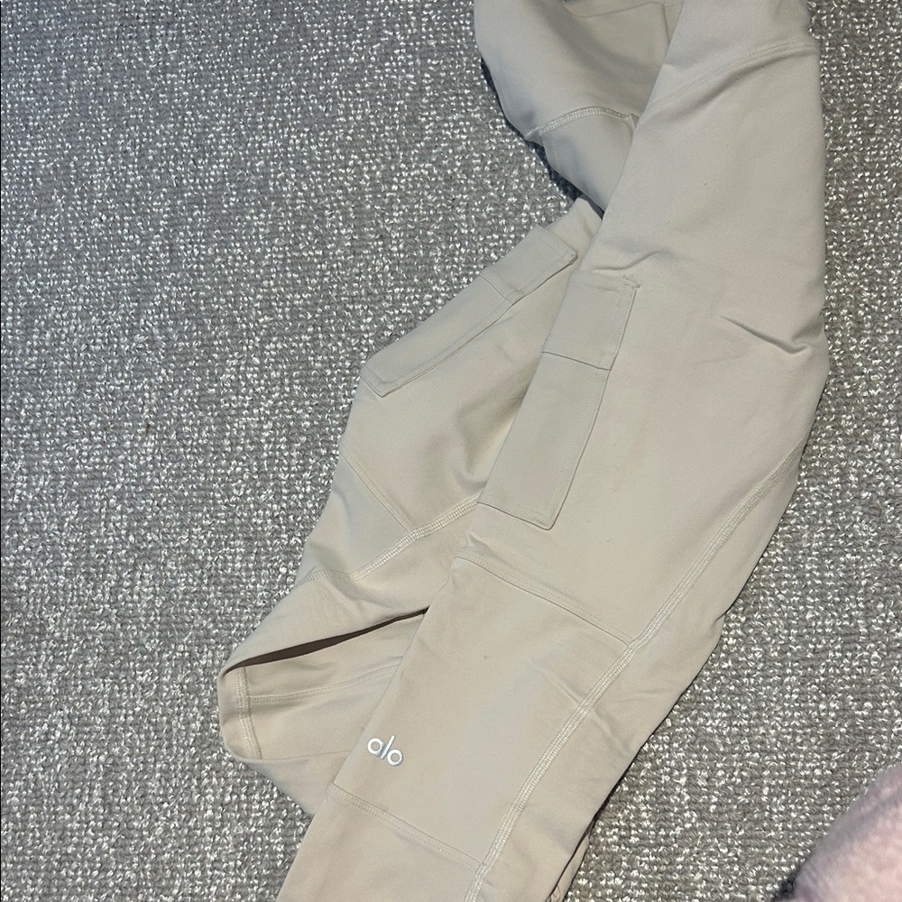 ALO Yoga Cream Cargo Leggings - Picture 2 of 2